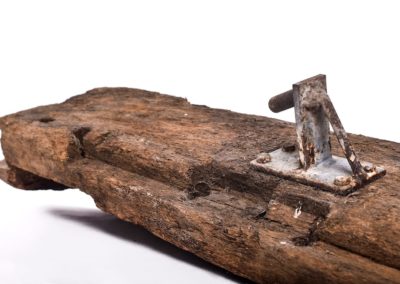 antikes Holz mit altem Metallstück