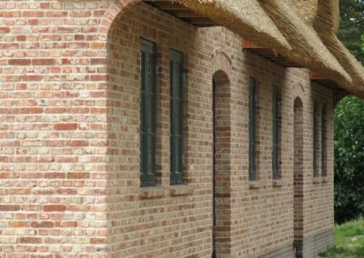 DeFries antike Mauerziegel - Detailansicht Haus unter Reet